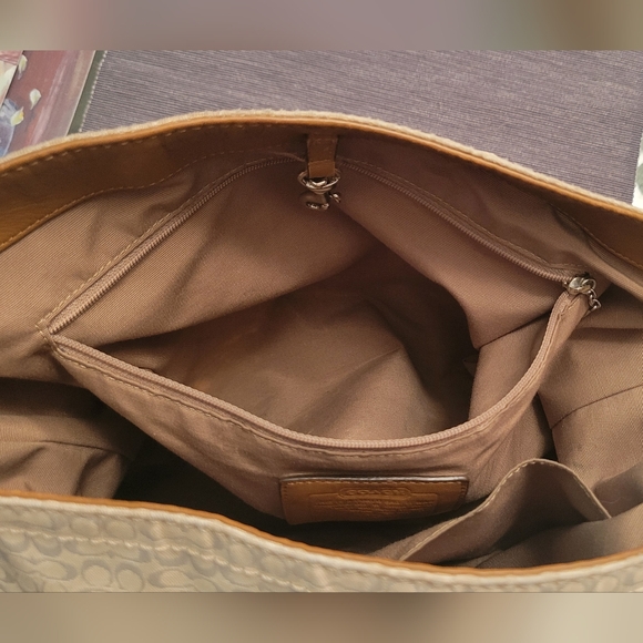 COACH EUC 07'  LEATHERWARE SHOULDER BAG CREAM/BRWN/SLVR 10×12 ARM CANDY - Picture 13 of 15